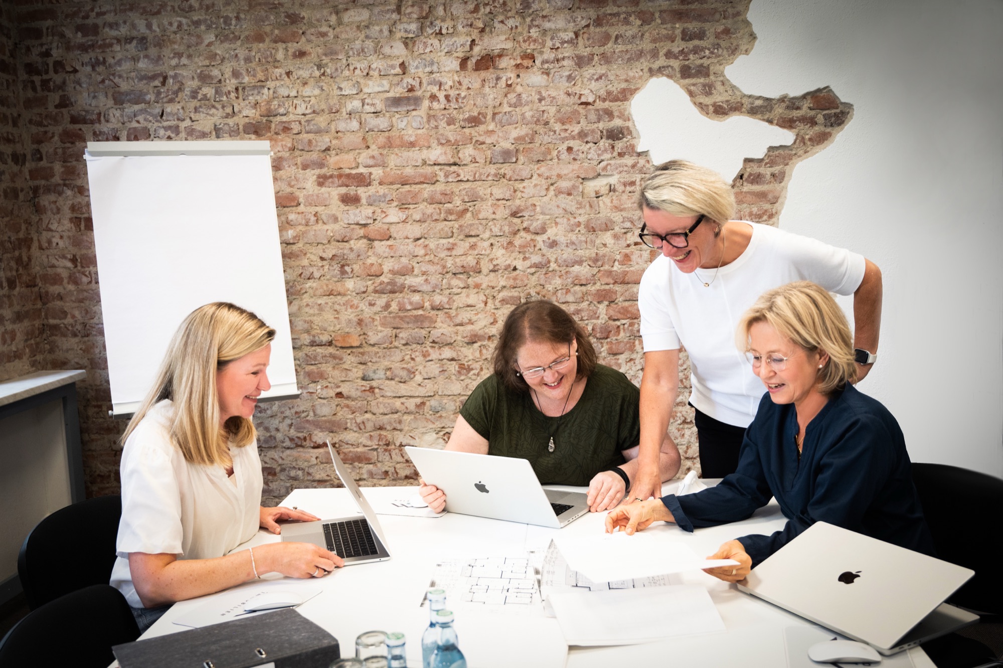 Das Team von jbs Immobilien bei der gemeinsamen Arbeit im Büro in Dorsten