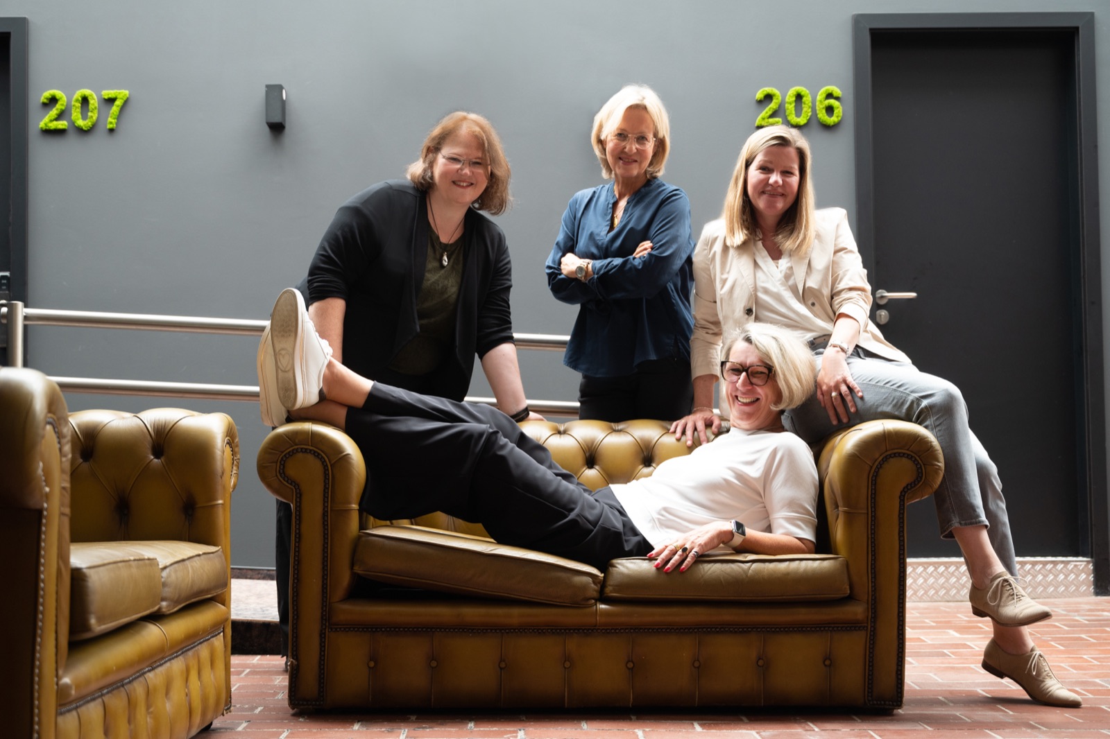 Das Team von jbs Immobilien entspannt auf der Couch im CreativQuartier Fürst Leopold