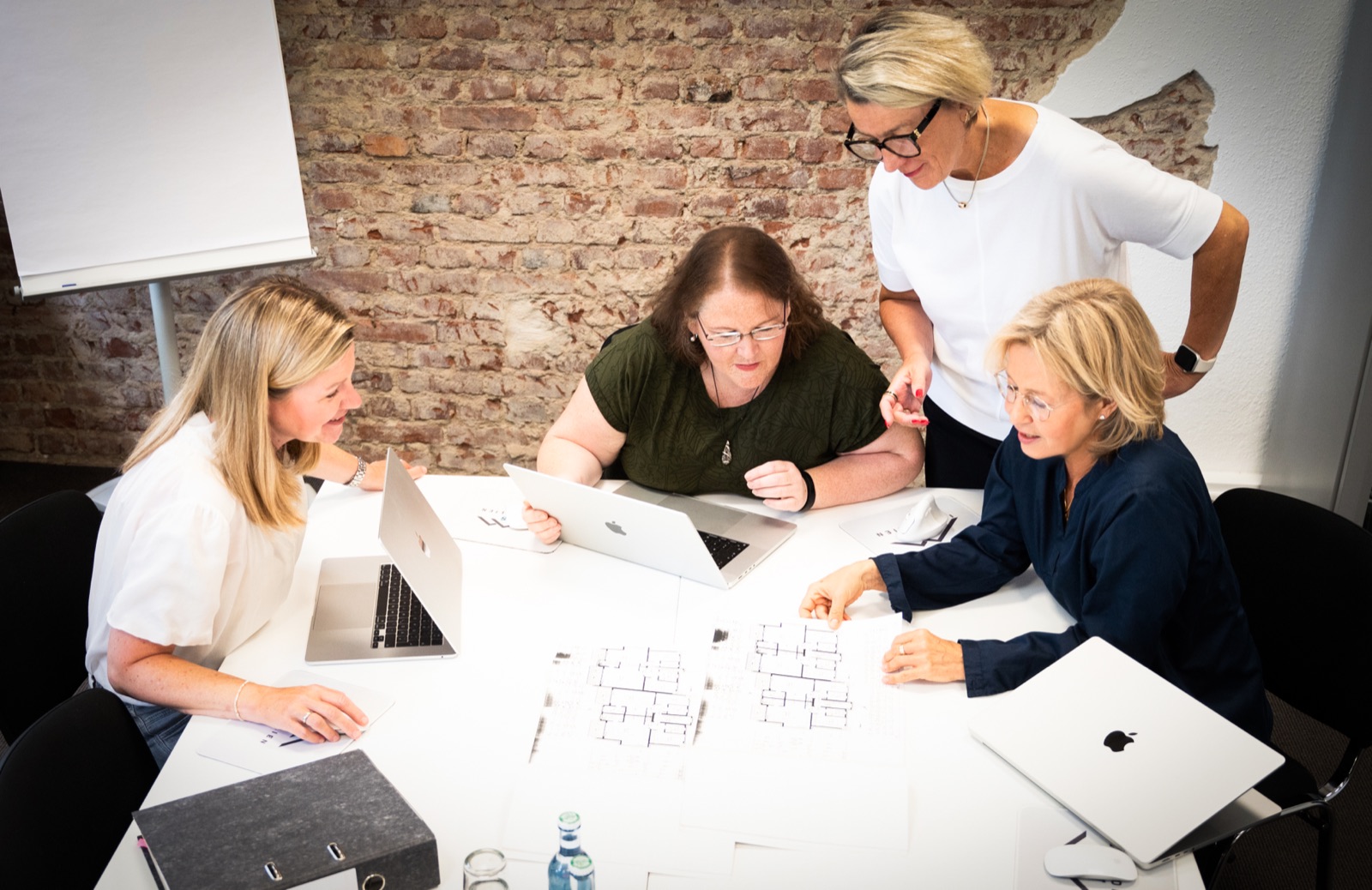 Das Team von jbs Immobilien arbeitet gemeinsam an Objektunterlagen